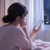 LINEの返信が遅くて不安になる女性