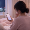 電話占いの相談時間メモを確認する女性